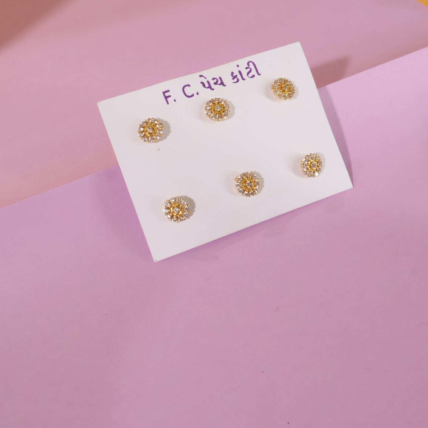 Sparkling Daisy Nose Pins