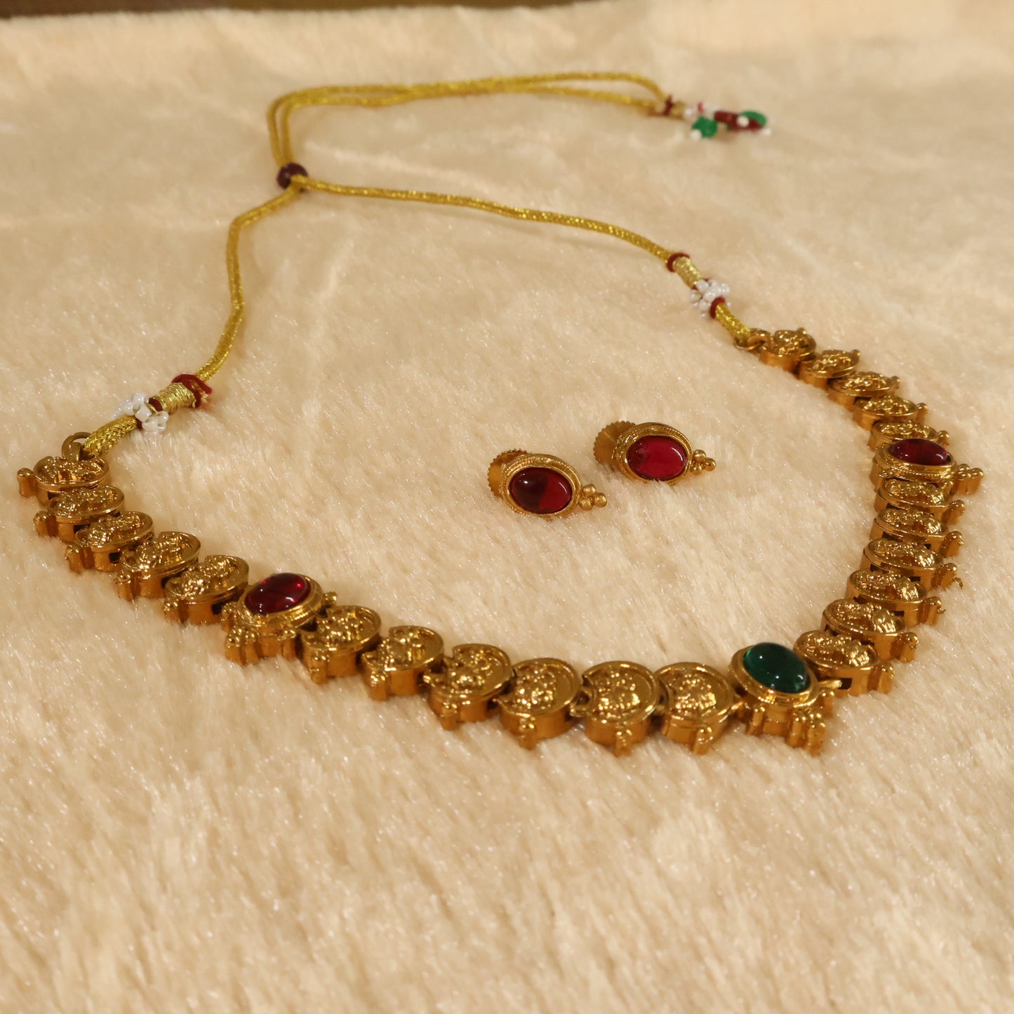 Adiga Choker