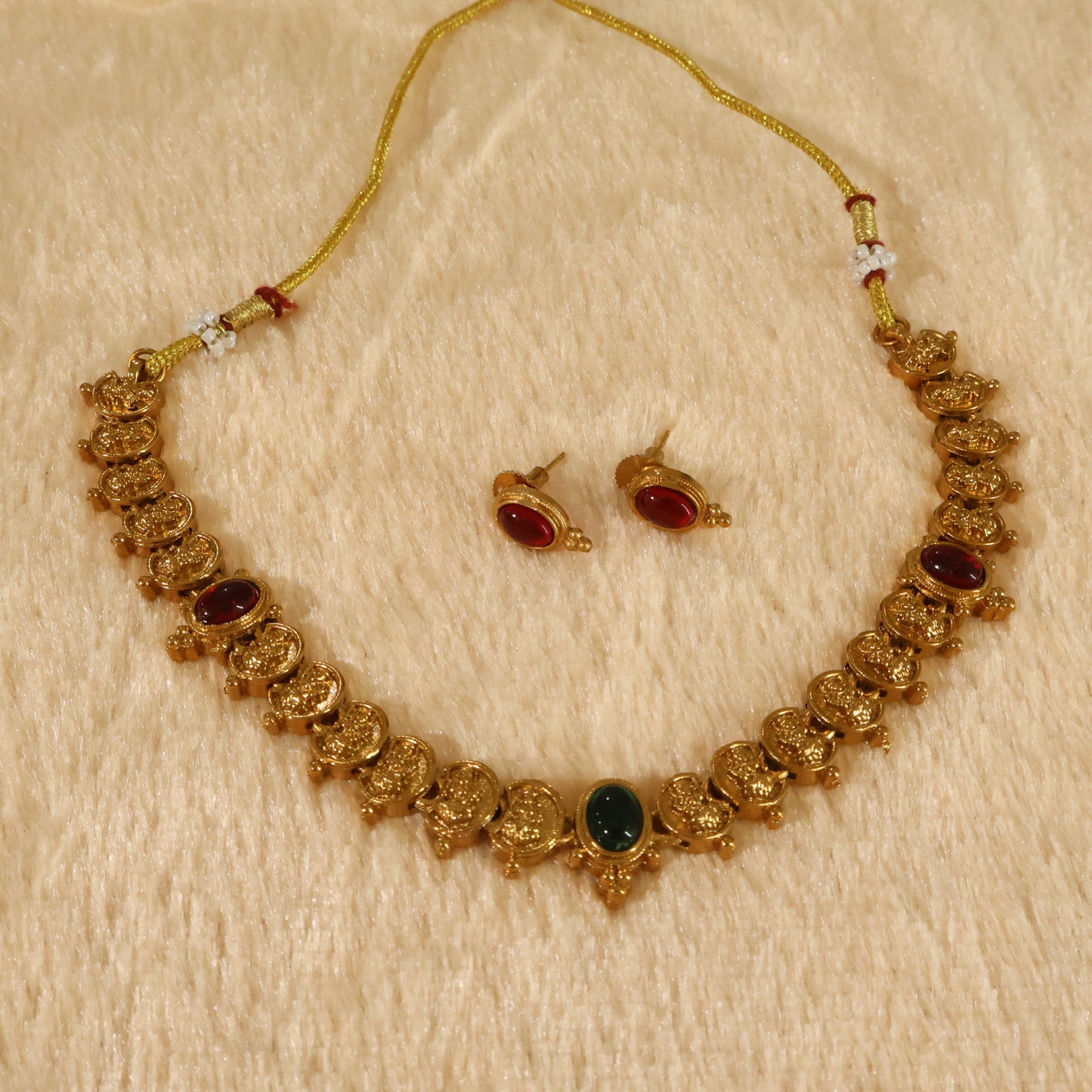 Adiga Choker
