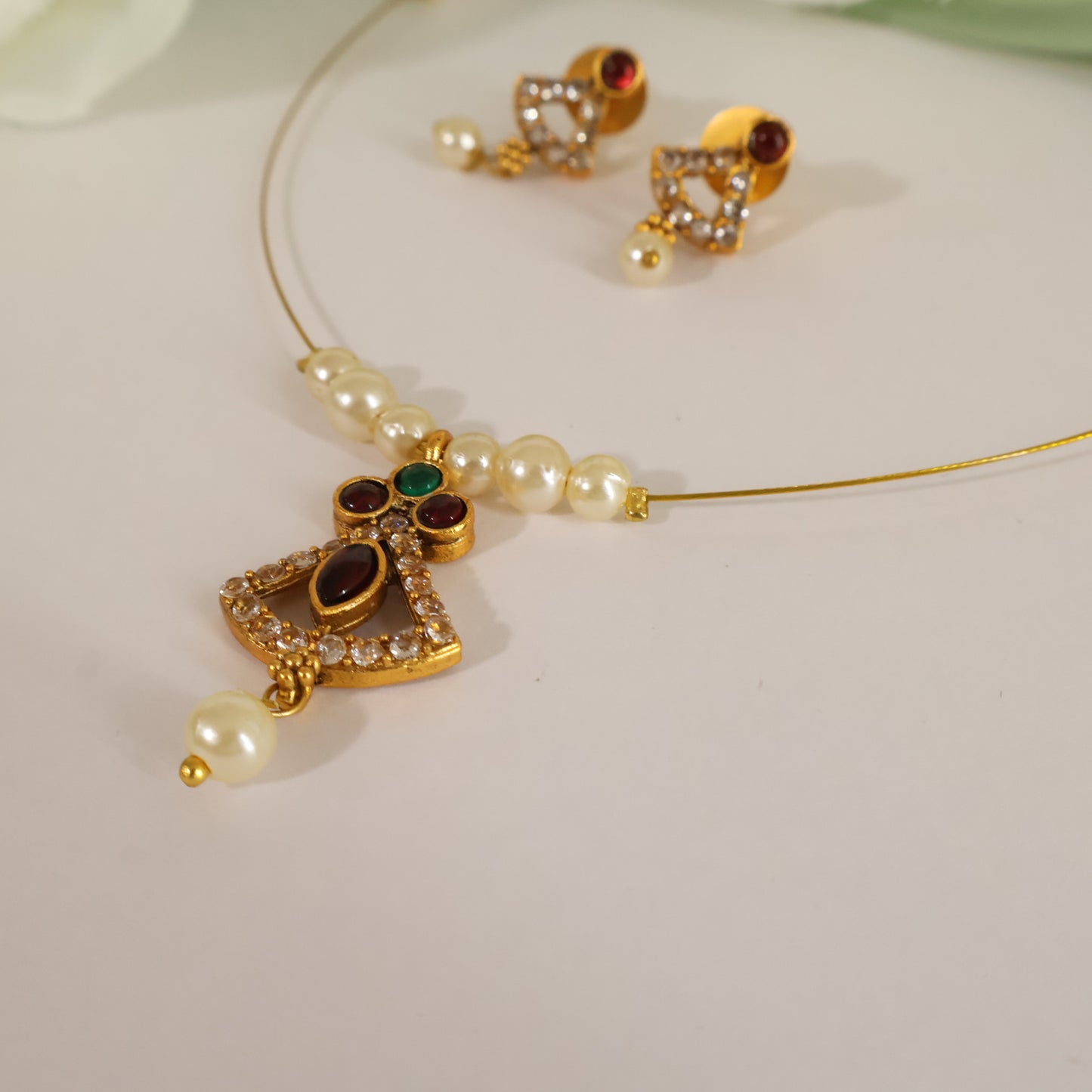 Triangular Invisible Choker