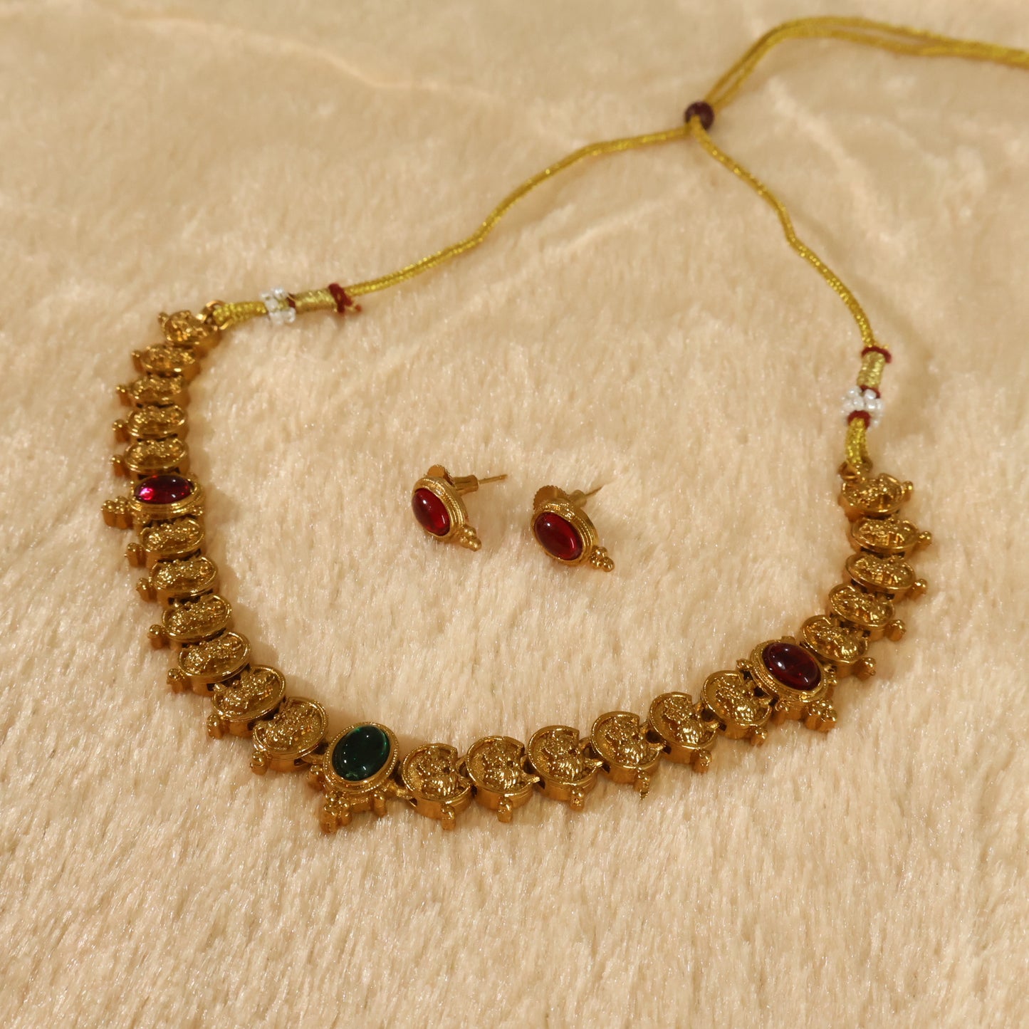 Adiga Choker
